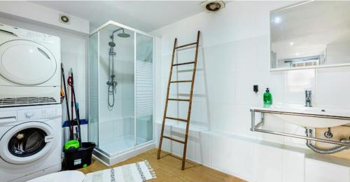 uma casa de banho com uma máquina de lavar roupa e uma escada em Babamas 2 em Son Serra de Marina