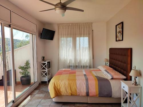 ein Schlafzimmer mit einem Bett und einem Balkon in der Unterkunft Olivella Bed&breakfast in Olivella