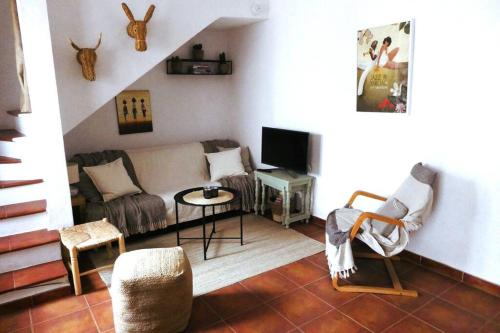 un salon avec un canapé et une télévision dans l'établissement Casa Arlette, à Salobreña