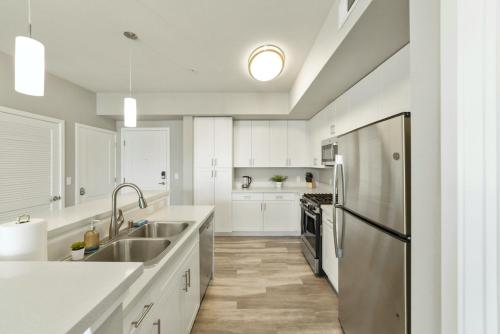 Dapur atau dapur kecil di Designer Apt with Jacuzzi, Pool & Mountain Views