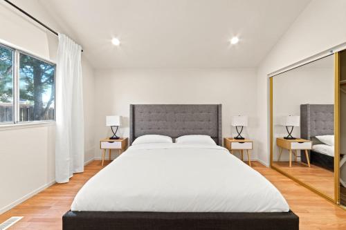 Ένα ή περισσότερα κρεβάτια σε δωμάτιο στο Delightful 4BR Home Nr Downtown Reno w Fireplace