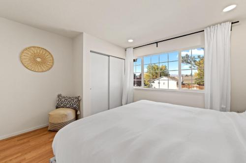 um quarto com uma cama branca e uma janela em Delightful 4BR Home Nr Downtown Reno w Fireplace em Reno
