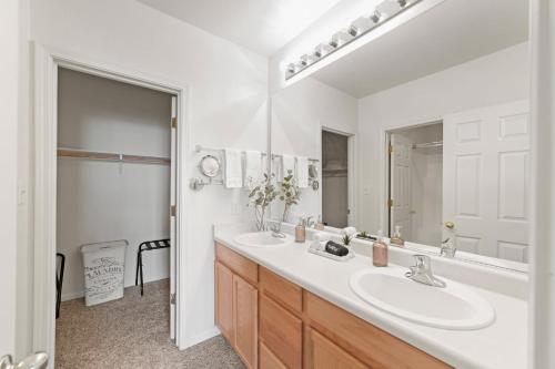 a bathroom with two sinks and a large mirror at DT Reno Elegant Home with Private Patio & BBQ Grill in Reno
