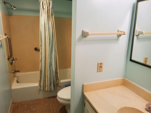 La salle de bains est pourvue de toilettes, d'une baignoire et d'un lavabo. dans l'établissement Anchorage I 104, à Myrtle Beach