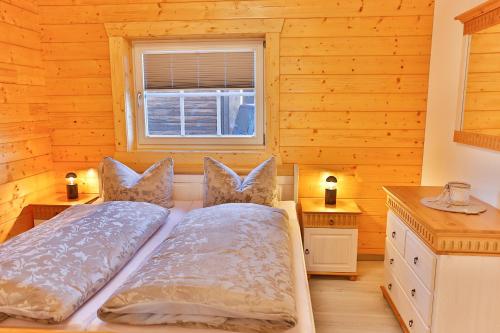 um quarto com uma cama e uma janela em Ferienwohnungen an der Hauptspree em Kolonie