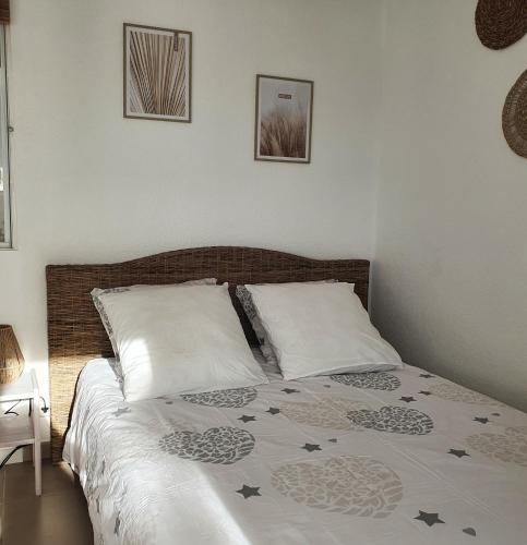 une chambre avec un lit avec deux oreillers dans l'établissement 