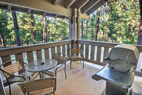 un porche cubierto con parrilla, mesa y sillas en WorldMark Pinetop en Pinetop-Lakeside