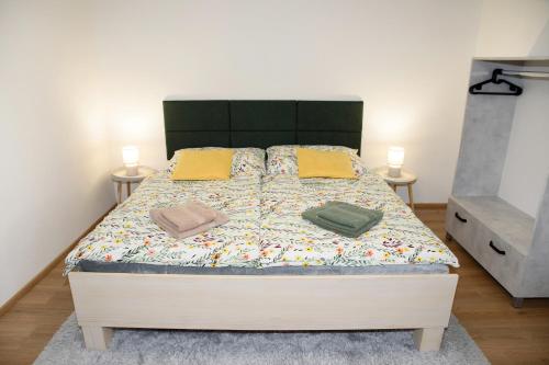 um quarto com uma cama grande e 2 mesas de cabeceira em Apartmán Mločí údolí • Podyjí em Znojmo