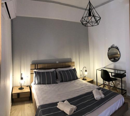 - une chambre avec un grand lit et 2 serviettes dans l'établissement Naxian Vibes Apartments, à Naxos Chora