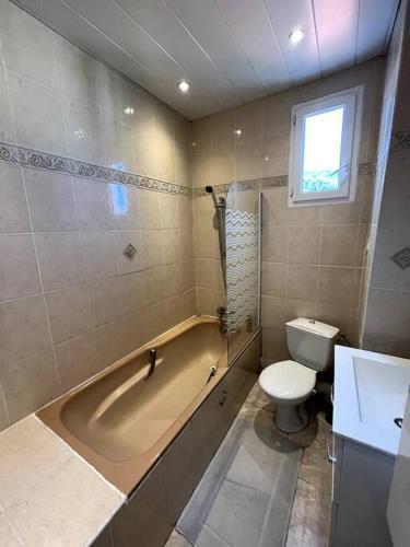 ein Badezimmer mit einer Badewanne, einem WC und einem Waschbecken in der Unterkunft Frontière Monaco Large 2 rooms 5 mins to casino ! in Beausoleil