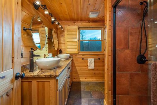 uma casa de banho com 2 lavatórios e um chuveiro em Fully Stocked Cabin Retreat w/ Game Room & Pond! em Marion