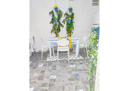 ein Esszimmer mit einem Tisch und Stühlen in der Unterkunft Loft Monteoliveto by NapulitanDream in Neapel
