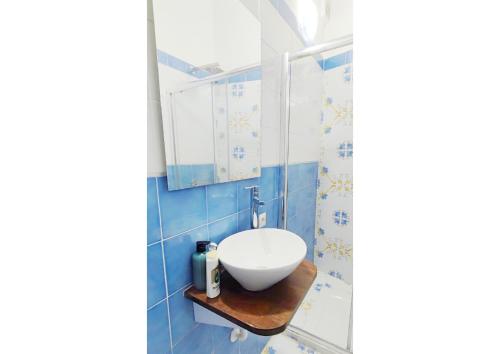 ein Bad mit einem Waschbecken und einem Spiegel in der Unterkunft Loft Monteoliveto by NapulitanDream in Neapel