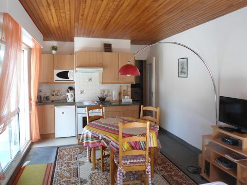 une cuisine avec une table et des chaises dans une pièce dans l'établissement Studio Charmant avec Balcon et Parking à 300m de la Plage - FR-1-712-43, à Villers-sur-Mer