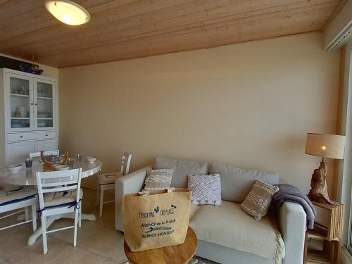 un salon avec un canapé et une table dans l'établissement Bel appartement 2 chambres rénové face mer avec balcon et WIFI - Saint-Jean-de-Monts - FR-1-323-273, à Saint-Jean-de-Monts