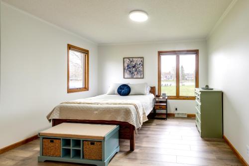 um quarto com uma cama e uma mesa em Cadillac Vacation Rental on Lake Mitchell! em Cadillac