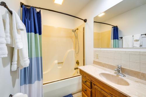 y baño con lavabo y ducha. en Cadillac Vacation Rental on Lake Mitchell! en Cadillac