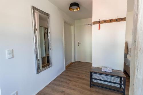 a hallway with a mirror and a table at Daniels Apartment an der Schloßbrücke in Meißen