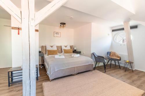 1 dormitorio con 1 cama, mesa y sillas en Daniels Apartment an der Schloßbrücke en Meißen