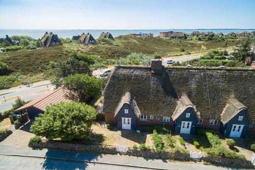 an aerial view of a house with a thatched roof at Haus Moevengrund in List