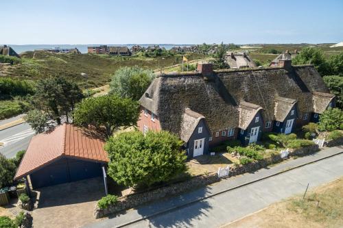 una vista aérea de una casa con una pared de piedra en Haus Moevengrund en List