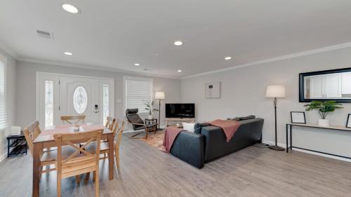 Μια τηλεόραση ή/και κέντρο ψυχαγωγίας στο Stylish 3BR 3BA Colonial House by CozySuites