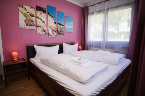 Llit o llits en una habitació de Ferienhus Baabe FeWo 02 Terrasse, gratis Nutzung vom AHOI Erlebnisbad und Sauna in Sellin