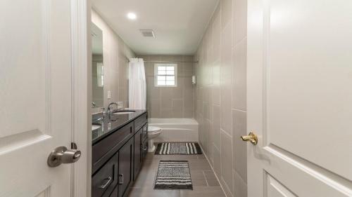 Φωτογραφία από το άλμπουμ του Stylish 3BR 3BA Colonial House by CozySuites σε Alexandria