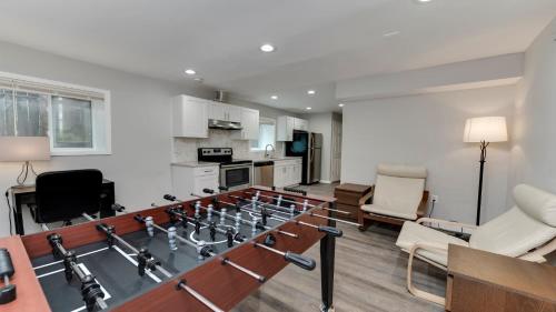 Η κουζίνα ή μικρή κουζίνα στο Stylish 3BR 3BA Colonial House by CozySuites