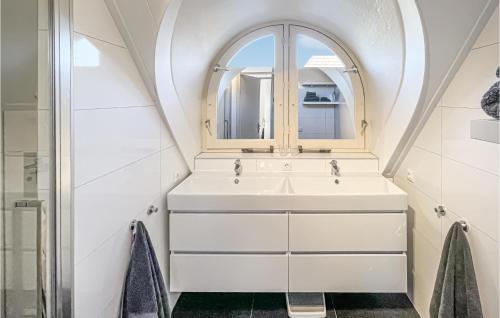 a bathroom with a sink and a mirror at Cozy Home In Havelte With Wifi in Havelte