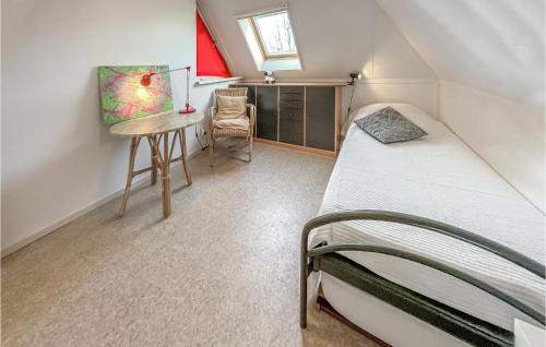 1 dormitorio con cama, escritorio y mesa en Cozy Home In Havelte With Wifi, en Havelte