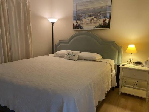 une chambre avec un lit avec un oreiller dessus dans l'établissement Grand Caribbean 205 by ALBVR - Condo has beautiful views of the Gulf and great rates, à Orange Beach