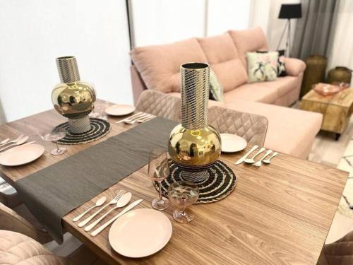 a table with plates and vases on top of it at PB Apartamento en pleno centro de Alcoy in Alcoy