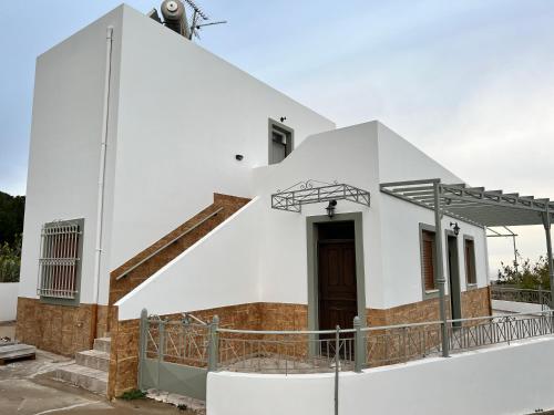 Το κτήριο όπου στεγάζεται  η παραθεριστική κατοικία