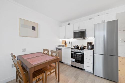 Cucina o angolo cottura di 2BR Condo On The Boardwalk with 3 Baths CozySuites