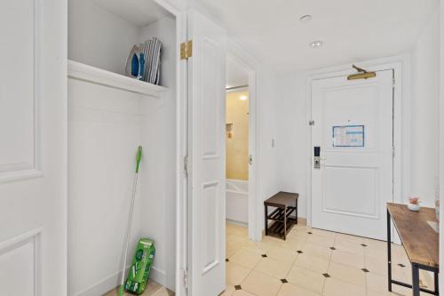 Φωτογραφία από το άλμπουμ του Sleep 6 Stylish 1BR 2BA Beachfront CozySuites στο Ατλάντικ Σίτι
