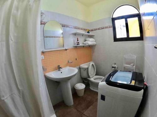 ein Bad mit einem Waschbecken, einem WC und einem Fenster in der Unterkunft Lovely 2B/1B condo only 5 min walk to the beach. in Bayahibe