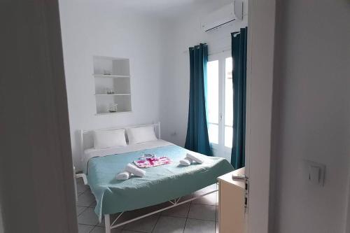 Un dormitorio con una cama con toallas. en Beautiful House in the Capital of Paros, en Parikia