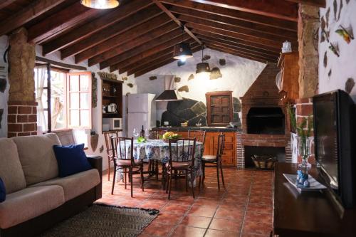 a living room with a table and a kitchen at Casa Rural Felipe Luis in San Juan de la Rambla