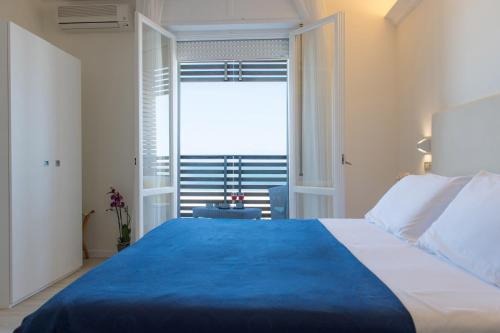 Ένα ή περισσότερα κρεβάτια σε δωμάτιο στο Kiss Beachfront Hotel & Restaurant