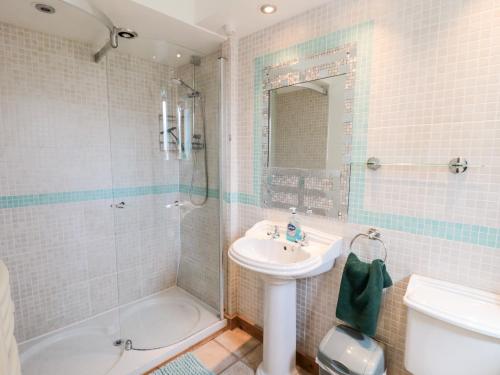 uma casa de banho com um lavatório, um chuveiro e um WC. em 5 Westwood Road em Scarborough
