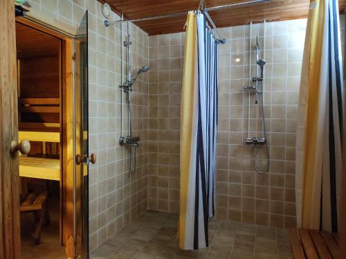 イマトラにあるART Hotel JUNAのバスルーム(シャワー、シャワーカーテン付)が備わります。