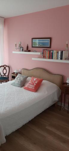 1 dormitorio con 1 cama con 2 almohadas en Cosy, en San Juan de Luz