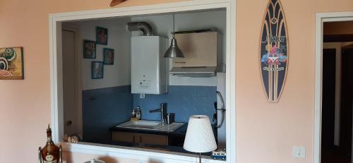 une cuisine avec un évier et un plan de travail dans l'établissement Cosy, à Saint-Jean-de-Luz