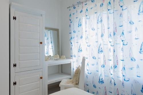 - une chambre avec un rideau de douche bleu et blanc dans l'établissement Luxury Apartment Slavica by the sea,with garden, à Sukošan