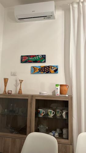 uma sala de estar com um armário de madeira com um aquecedor em Casa Tropea em Tropea