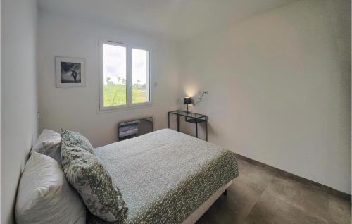 Schlafzimmer mit einem Bett und einem Fenster in der Unterkunft Beautiful Home In Portiragnes With Kitchen in Portiragnes