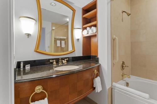 Bilik mandi di Beachfront Double Queen - CozySuites