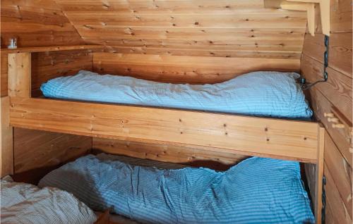 2 camas en una sauna en una cabaña de madera en 4 Bedroom Nice Home In Etne, en Etnesjøen