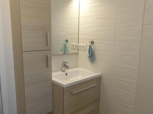 Kúpeľňa v ubytovaní Appartement NEUF 1 chambre, 4 pers, 350m plage Saint Jean de Monts, calme, forêt, commerces à proximité - FR-1-323-268
